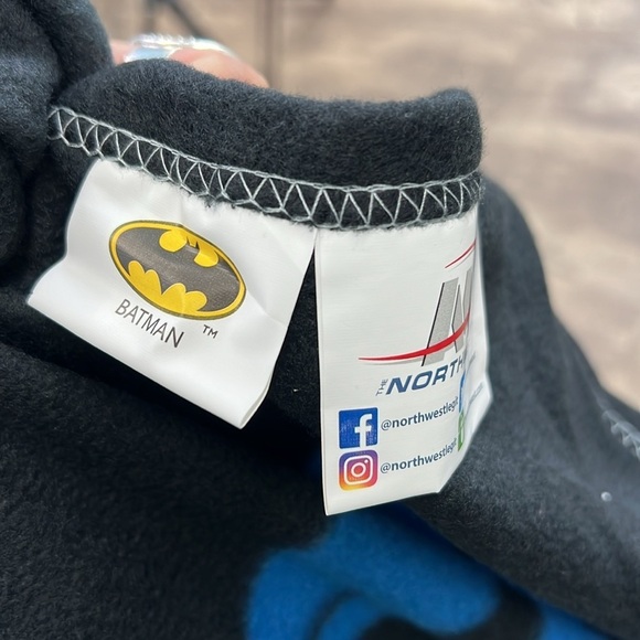 DC Comics - NWT Colorful Batman Wearable Blanket With Long Sleeves Onesize - Picture 6 of 12